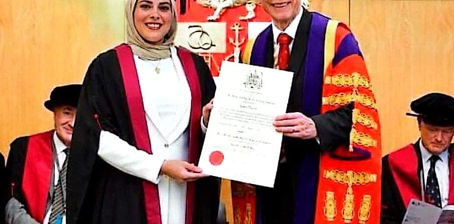 د. فاطمة رجب تتسلم شهادة عضوية الكلية الملكية للجراحين بإنجلترا